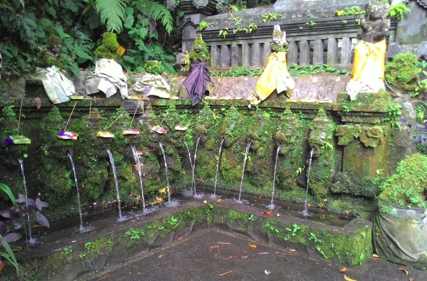 Pesona Pura Beji Saraswati: Ritual Melukat Unik dengan 11 Pancoran di Bali