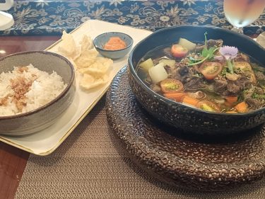 Menikmati Sop Buntut Sirangon