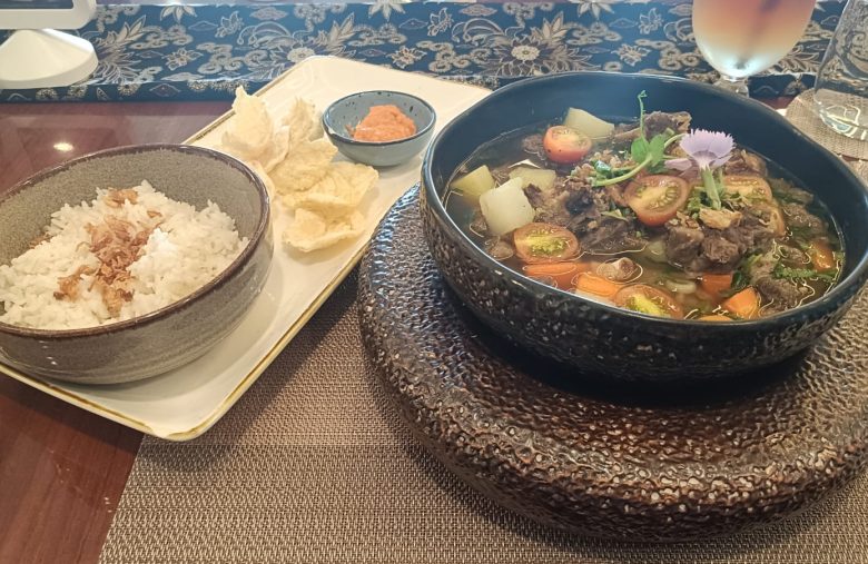 Menikmati Sop Buntut Sirangon