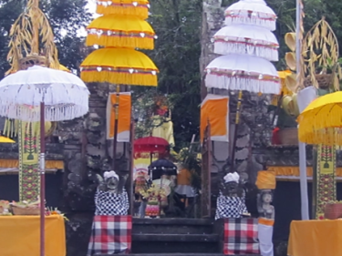 keunikan di pura kancing gumi yang tidak boleh memakai daging babi