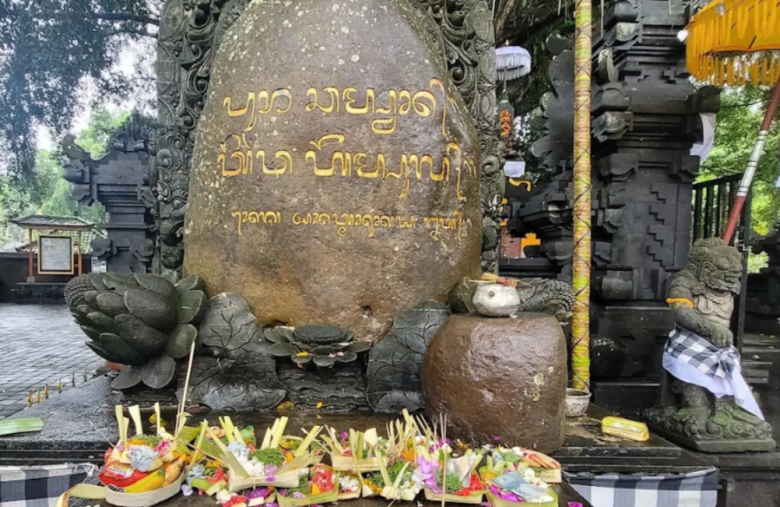 sejarah lengkap dan singkat pura tirta empul di gianyar