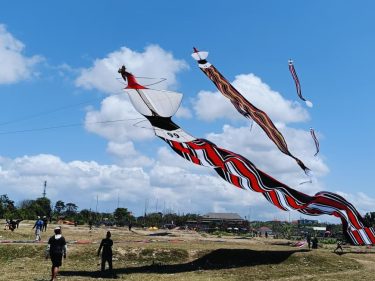 Layang-Layang Raksasa Menari di Langit Bali