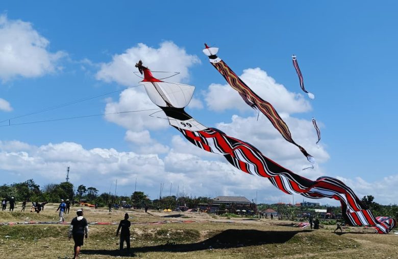 Layang-Layang Raksasa Menari di Langit Bali
