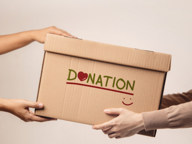 Dalam ajaran Hindu, sedekah atau dāna bukan sekadar pemberian materi, melainkan sebuah praktik spiritual yang membawa keberkahan, kesejahteraan, dan kebahagiaan bagi yang melakukannya. Banyak yang bertanya, apakah Hindu mengenal konsep sedekah? Atau apakah pemberian dalam Hindu hanya terbatas pada kebutuhan ritual seperti upacara keagamaan? Jawabannya, sedekah dalam Hindu memiliki makna yang jauh lebih luas dan mendalam, mencakup aspek kehidupan sehari-hari hingga keseimbangan spiritual. Sedekah Sepersepuluh Penghasilan: Ajaran Kitab Suci Kitab Skandha Purāṇa dengan tegas menyebutkan pentingnya bersedekah sepersepuluh atau 10% dari penghasilan yang diperoleh secara halal. Dalam salah satu slokanya disebutkan: “Dari harta yang kamu peroleh dengan cara yang halal, ambillah sepersepuluhnya, dan sebagai kewajiban, sedekahkan. Persembahkan amalmu dengan ikhlas kepada-Nya.” Pemberian ini bukan hanya soal kewajiban, tetapi juga rahasia untuk menjadikan rezeki lebih bermakna. Sedekah dianggap sebagai jalan untuk menghapus hambatan karma, membuka pintu kebajikan, dan melindungi seseorang dari berbagai kesulitan hidup. Dalam Hindu, sedekah diyakini mampu mengalirkan rezeki yang lebih melimpah di masa depan tanpa membuat pelakunya jatuh miskin. Justru, tindakan ini dipercaya membawa keberuntungan dan kesejahteraan. Sedekah Bukan Hanya untuk Ritual Banyak yang mengira sedekah dalam Hindu hanya terkait dengan kebutuhan upacara atau yadnya. Namun, Bhagavad Gita (Bab 17, Sloka 20) menegaskan bahwa sedekah yang sejati adalah pemberian yang dilakukan tanpa mengharapkan imbalan, diberikan pada waktu, tempat, dan penerima yang tepat. “Sedekah yang diberikan kepada orang yang layak, tanpa pamrih, pada waktu dan tempat yang sesuai, adalah sedekah yang membawa kebahagiaan berlipat bagi pelakunya,” demikian bunyi sloka tersebut. Sasaran sedekah adalah mereka yang membutuhkan, seperti orang-orang yang terbebani kesulitan hidup. Memberi dengan tujuan meringankan penderitaan orang lain adalah tindakan mulia yang tidak hanya membantu penerima, tetapi juga mendatangkan kebahagiaan batin bagi pemberi. Mengelola Rezeki dengan Bijak Kitab Sarasamuścaya, sebuah lontar kuno dari era Majapahit, memberikan panduan praktis tentang pengelolaan rezeki bagi penganut dharma. Dalam sloka 261-263, disebutkan bahwa kekayaan sebaiknya dibagi menjadi tiga bagian: 30% untuk menjalankan dharma, seperti mendukung kegiatan kebajikan. 30% untuk kebutuhan sehari-hari keluarga, termasuk rekreasi atau hobi. 40% untuk ditabung atau diinvestasikan dalam usaha yang sesuai dengan prinsip dharma. Lebih lanjut, kitab ini menyarankan bentuk sedekah yang beragam. Bagi mereka yang mampu, menyumbangkan lahan untuk kepentingan desa atau aset komunal adalah bentuk sedekah yang dianjurkan. Sementara itu, bagi yang memiliki pengetahuan agama atau keahlian, berbagi ilmu melalui dana punia agama—seperti mengajarkan nilai-nilai luhur atau keterampilan praktis—adalah cara untuk memberdayakan masyarakat. Ada pula dana punia drewya, yaitu bantuan untuk memenuhi kebutuhan dasar seperti pangan, sandang, dan papan bagi mereka yang masih kesulitan. Sedekah: Lawan dari Sifat Buruk Ajaran Hindu juga menegaskan bahwa sedekah adalah kebalikan dari perilaku yang merusak, seperti berfoya-foya atau mabuk-mabukan. Perilaku ini justru memperkuat Sad Ripu, enam musuh dalam diri manusia, yaitu: Kama: Nafsu dan keinginan egois tanpa mempedulikan orang lain. Lobha: Ketamakan yang hanya mementingkan keuntungan pribadi. Krodha: Kemarahan yang tidak terkendali. Moha: Kebingungan dan kehilangan kejernihan berpikir. Mada: Kesombongan atau mabuk yang menghilangkan kesadaran diri. Matsarya: Kebencian dan iri hati akibat sifat-sifat buruk di atas. Dengan bersedekah, seseorang dapat menjauhkan diri dari sifat-sifat negatif ini, menumbuhkan kepekaan sosial, dan membangun harmoni dengan lingkungan sekitar. Sedekah untuk Masa Tua yang Bahagia Kitab suci Rigveda (X.117) yang telah menjadi pedoman sejak 1500 SM mengingatkan bahwa sedekah di masa muda membawa dampak jangka panjang. Orang yang tidak berbagi atau menunjukkan belas kasih akan mengalami kesepian dan penderitaan di masa tua. Sebaliknya, mereka yang dermawan akan selalu dikelilingi kebaikan dan dukungan. “Orang yang bermurah hati tidak akan kehabisan kekayaan, sedangkan mereka yang tidak bersedekah tidak akan menemukan kebahagiaan,” demikian petikan Rigveda. Kitab ini menegaskan bahwa sedekah bukan hanya soal memberi, tetapi juga tentang membangun hubungan sosial yang saling menguntungkan, melindungi seseorang dari kesulitan di masa depan. Bukti Ilmiah: Sedekah Meningkatkan Kebahagiaan Penelitian modern turut mendukung nilai sedekah. Studi pada 2006 oleh Jorge Moll dan timnya di National Institutes of Health menemukan bahwa bersedekah mengaktifkan bagian otak yang terkait dengan rasa senang, kepercayaan, dan koneksi sosial. Penelitian lain pada 2008 oleh Michael Norton dari Harvard Business School menunjukkan bahwa orang yang menyumbang untuk orang lain merasakan kebahagiaan lebih besar dibandingkan saat membelanjakan uang untuk diri sendiri. Temuan ini menggarisbawahi bahwa sedekah, baik dari perspektif agama maupun ilmiah, memiliki kekuatan untuk meningkatkan kesejahteraan batin, terlepas dari keyakinan seseorang. Sedekah sebagai Jalan Hidup Dalam Hindu, sedekah adalah bagian tak terpisahkan dari menjalankan dharma. Kitab Wrhaspati Tattwa menyebutkan bahwa seorang penganut dharma wajib melengkapi hidupnya dengan sila (perilaku baik), yadnya (pengorbanan suci), tapa (pengendalian diri), dāna (sedekah), prawjya (pengetahuan suci), diksa (penyucian spiritual), dan yoga (koneksi dengan Tuhan). Dengan bersedekah, seseorang tidak hanya membantu sesama, tetapi juga membuka jalan menuju kehidupan yang lebih bermakna, harmonis, dan penuh keberkahan. Sedekah bukan sekadar pemberian, melainkan investasi untuk kebahagiaan duniawi dan spiritual.