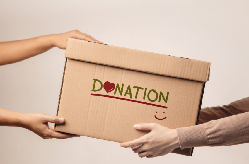 Dalam ajaran Hindu, sedekah atau dāna bukan sekadar pemberian materi, melainkan sebuah praktik spiritual yang membawa keberkahan, kesejahteraan, dan kebahagiaan bagi yang melakukannya. Banyak yang bertanya, apakah Hindu mengenal konsep sedekah? Atau apakah pemberian dalam Hindu hanya terbatas pada kebutuhan ritual seperti upacara keagamaan? Jawabannya, sedekah dalam Hindu memiliki makna yang jauh lebih luas dan mendalam, mencakup aspek kehidupan sehari-hari hingga keseimbangan spiritual. Sedekah Sepersepuluh Penghasilan: Ajaran Kitab Suci Kitab Skandha Purāṇa dengan tegas menyebutkan pentingnya bersedekah sepersepuluh atau 10% dari penghasilan yang diperoleh secara halal. Dalam salah satu slokanya disebutkan: “Dari harta yang kamu peroleh dengan cara yang halal, ambillah sepersepuluhnya, dan sebagai kewajiban, sedekahkan. Persembahkan amalmu dengan ikhlas kepada-Nya.” Pemberian ini bukan hanya soal kewajiban, tetapi juga rahasia untuk menjadikan rezeki lebih bermakna. Sedekah dianggap sebagai jalan untuk menghapus hambatan karma, membuka pintu kebajikan, dan melindungi seseorang dari berbagai kesulitan hidup. Dalam Hindu, sedekah diyakini mampu mengalirkan rezeki yang lebih melimpah di masa depan tanpa membuat pelakunya jatuh miskin. Justru, tindakan ini dipercaya membawa keberuntungan dan kesejahteraan. Sedekah Bukan Hanya untuk Ritual Banyak yang mengira sedekah dalam Hindu hanya terkait dengan kebutuhan upacara atau yadnya. Namun, Bhagavad Gita (Bab 17, Sloka 20) menegaskan bahwa sedekah yang sejati adalah pemberian yang dilakukan tanpa mengharapkan imbalan, diberikan pada waktu, tempat, dan penerima yang tepat. “Sedekah yang diberikan kepada orang yang layak, tanpa pamrih, pada waktu dan tempat yang sesuai, adalah sedekah yang membawa kebahagiaan berlipat bagi pelakunya,” demikian bunyi sloka tersebut. Sasaran sedekah adalah mereka yang membutuhkan, seperti orang-orang yang terbebani kesulitan hidup. Memberi dengan tujuan meringankan penderitaan orang lain adalah tindakan mulia yang tidak hanya membantu penerima, tetapi juga mendatangkan kebahagiaan batin bagi pemberi. Mengelola Rezeki dengan Bijak Kitab Sarasamuścaya, sebuah lontar kuno dari era Majapahit, memberikan panduan praktis tentang pengelolaan rezeki bagi penganut dharma. Dalam sloka 261-263, disebutkan bahwa kekayaan sebaiknya dibagi menjadi tiga bagian: 30% untuk menjalankan dharma, seperti mendukung kegiatan kebajikan. 30% untuk kebutuhan sehari-hari keluarga, termasuk rekreasi atau hobi. 40% untuk ditabung atau diinvestasikan dalam usaha yang sesuai dengan prinsip dharma. Lebih lanjut, kitab ini menyarankan bentuk sedekah yang beragam. Bagi mereka yang mampu, menyumbangkan lahan untuk kepentingan desa atau aset komunal adalah bentuk sedekah yang dianjurkan. Sementara itu, bagi yang memiliki pengetahuan agama atau keahlian, berbagi ilmu melalui dana punia agama—seperti mengajarkan nilai-nilai luhur atau keterampilan praktis—adalah cara untuk memberdayakan masyarakat. Ada pula dana punia drewya, yaitu bantuan untuk memenuhi kebutuhan dasar seperti pangan, sandang, dan papan bagi mereka yang masih kesulitan. Sedekah: Lawan dari Sifat Buruk Ajaran Hindu juga menegaskan bahwa sedekah adalah kebalikan dari perilaku yang merusak, seperti berfoya-foya atau mabuk-mabukan. Perilaku ini justru memperkuat Sad Ripu, enam musuh dalam diri manusia, yaitu: Kama: Nafsu dan keinginan egois tanpa mempedulikan orang lain. Lobha: Ketamakan yang hanya mementingkan keuntungan pribadi. Krodha: Kemarahan yang tidak terkendali. Moha: Kebingungan dan kehilangan kejernihan berpikir. Mada: Kesombongan atau mabuk yang menghilangkan kesadaran diri. Matsarya: Kebencian dan iri hati akibat sifat-sifat buruk di atas. Dengan bersedekah, seseorang dapat menjauhkan diri dari sifat-sifat negatif ini, menumbuhkan kepekaan sosial, dan membangun harmoni dengan lingkungan sekitar. Sedekah untuk Masa Tua yang Bahagia Kitab suci Rigveda (X.117) yang telah menjadi pedoman sejak 1500 SM mengingatkan bahwa sedekah di masa muda membawa dampak jangka panjang. Orang yang tidak berbagi atau menunjukkan belas kasih akan mengalami kesepian dan penderitaan di masa tua. Sebaliknya, mereka yang dermawan akan selalu dikelilingi kebaikan dan dukungan. “Orang yang bermurah hati tidak akan kehabisan kekayaan, sedangkan mereka yang tidak bersedekah tidak akan menemukan kebahagiaan,” demikian petikan Rigveda. Kitab ini menegaskan bahwa sedekah bukan hanya soal memberi, tetapi juga tentang membangun hubungan sosial yang saling menguntungkan, melindungi seseorang dari kesulitan di masa depan. Bukti Ilmiah: Sedekah Meningkatkan Kebahagiaan Penelitian modern turut mendukung nilai sedekah. Studi pada 2006 oleh Jorge Moll dan timnya di National Institutes of Health menemukan bahwa bersedekah mengaktifkan bagian otak yang terkait dengan rasa senang, kepercayaan, dan koneksi sosial. Penelitian lain pada 2008 oleh Michael Norton dari Harvard Business School menunjukkan bahwa orang yang menyumbang untuk orang lain merasakan kebahagiaan lebih besar dibandingkan saat membelanjakan uang untuk diri sendiri. Temuan ini menggarisbawahi bahwa sedekah, baik dari perspektif agama maupun ilmiah, memiliki kekuatan untuk meningkatkan kesejahteraan batin, terlepas dari keyakinan seseorang. Sedekah sebagai Jalan Hidup Dalam Hindu, sedekah adalah bagian tak terpisahkan dari menjalankan dharma. Kitab Wrhaspati Tattwa menyebutkan bahwa seorang penganut dharma wajib melengkapi hidupnya dengan sila (perilaku baik), yadnya (pengorbanan suci), tapa (pengendalian diri), dāna (sedekah), prawjya (pengetahuan suci), diksa (penyucian spiritual), dan yoga (koneksi dengan Tuhan). Dengan bersedekah, seseorang tidak hanya membantu sesama, tetapi juga membuka jalan menuju kehidupan yang lebih bermakna, harmonis, dan penuh keberkahan. Sedekah bukan sekadar pemberian, melainkan investasi untuk kebahagiaan duniawi dan spiritual.