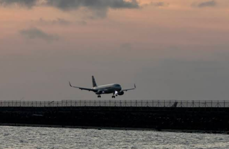 pesawat landing di pantai kelan