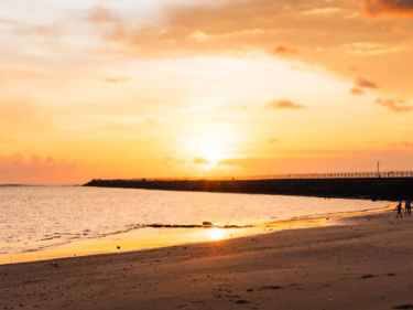 sinst di pantai kelan dengan latar run way bandara ngurah rai