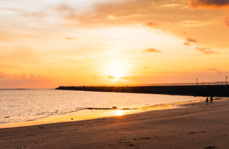 sinst di pantai kelan dengan latar run way bandara ngurah rai