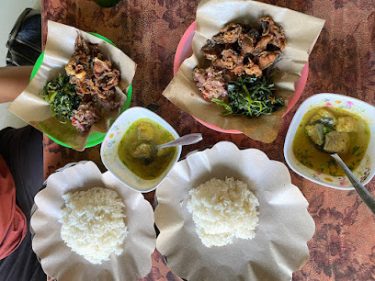 Mencicipi Nasi Sela Lele Krispi di Sangeh: Sensasi Kuliner Berbeda di Tengah Kemajuan Pariwisata Bali