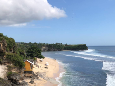 rekomendasi pantai di pecatu adalah pantai balangan