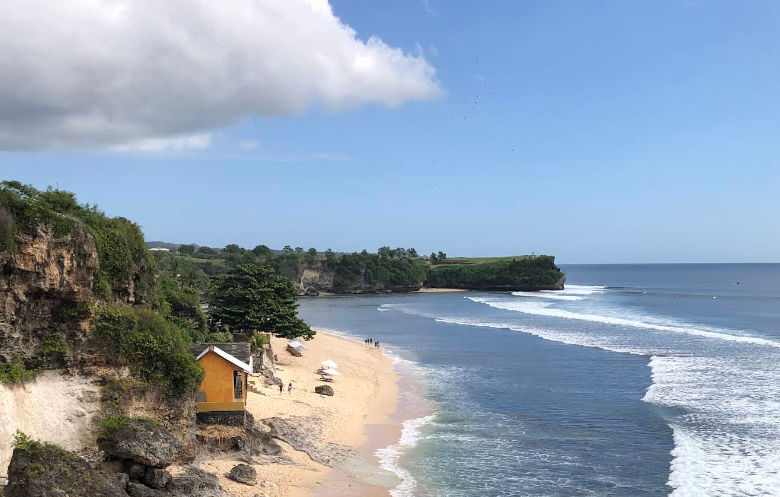 rekomendasi pantai di pecatu adalah pantai balangan