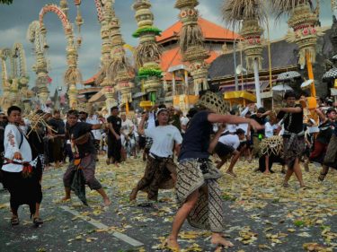 bagaimana perang tipat bantal terjadi
