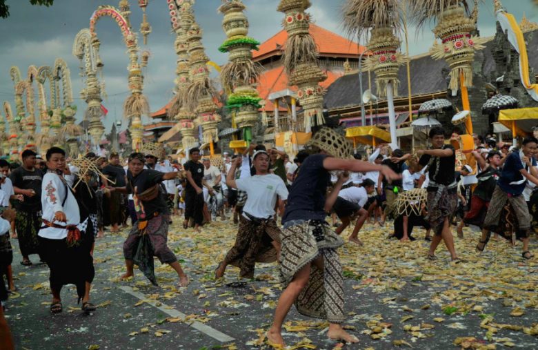 bagaimana perang tipat bantal terjadi