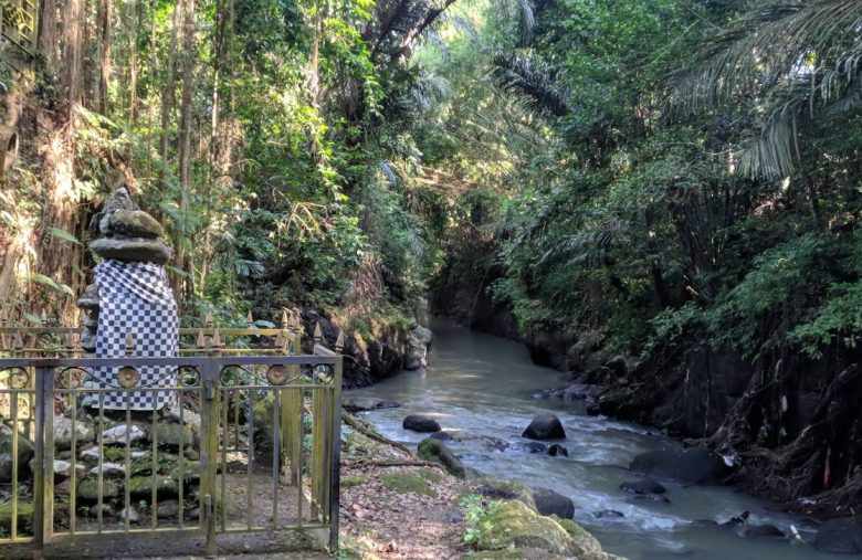 Pura Beji Waringin Pitu: Oase Pembersihan Diri di Tepi Tukad Penet, Badung